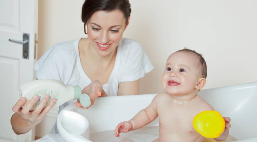 TOP 5] Meilleure baignoire bébé en 2024 : sur pied, pliable, au sol