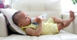 bebe-vomit-biberon Bébé a vomit son biberon quand lui redonner ?