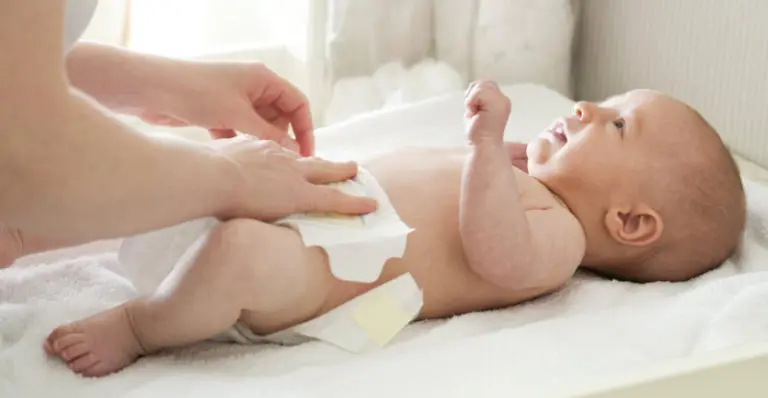 Comment changer la couche de bébé ?