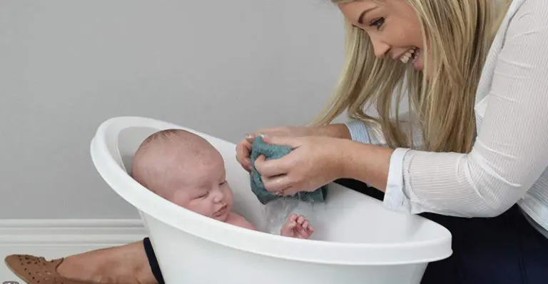 Comment faire prendre son bain à bébé ?