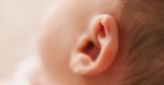 comment-nettoyer-les-oreilles-de-bebe oreille bébé
