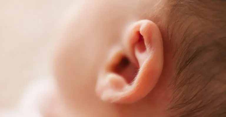 Comment nettoyer les oreilles de bébé ?