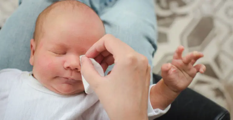 Comment nettoyer les yeux de bébé ?