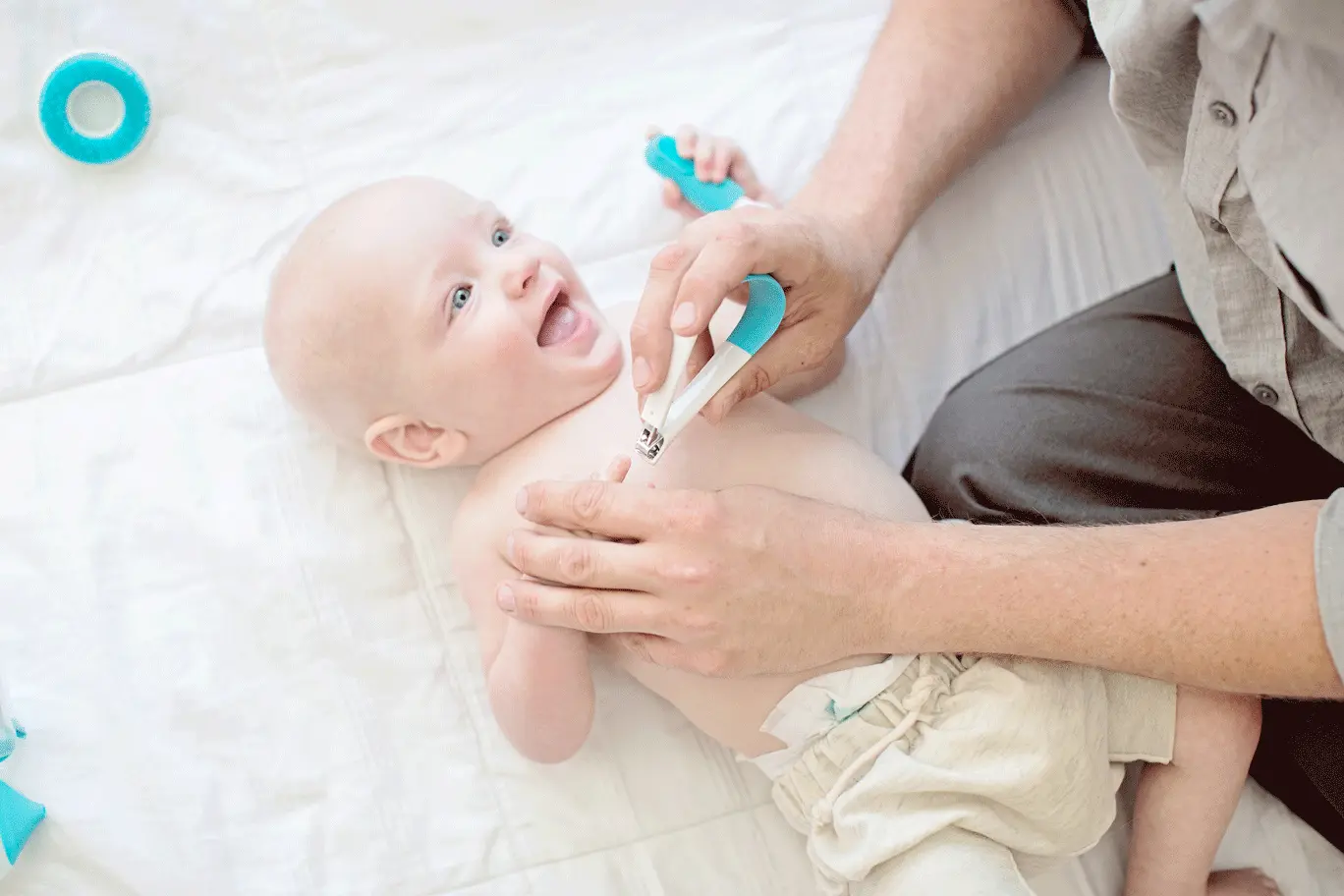 À quel âge couper les ongles de bébé et comment ?