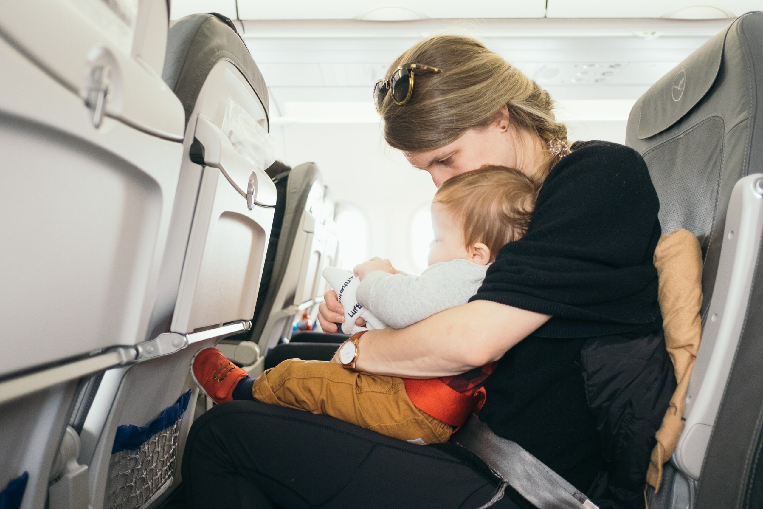 Enfant Dans L'avion Mouche Avec La Famille Voyage D'enfants Photo