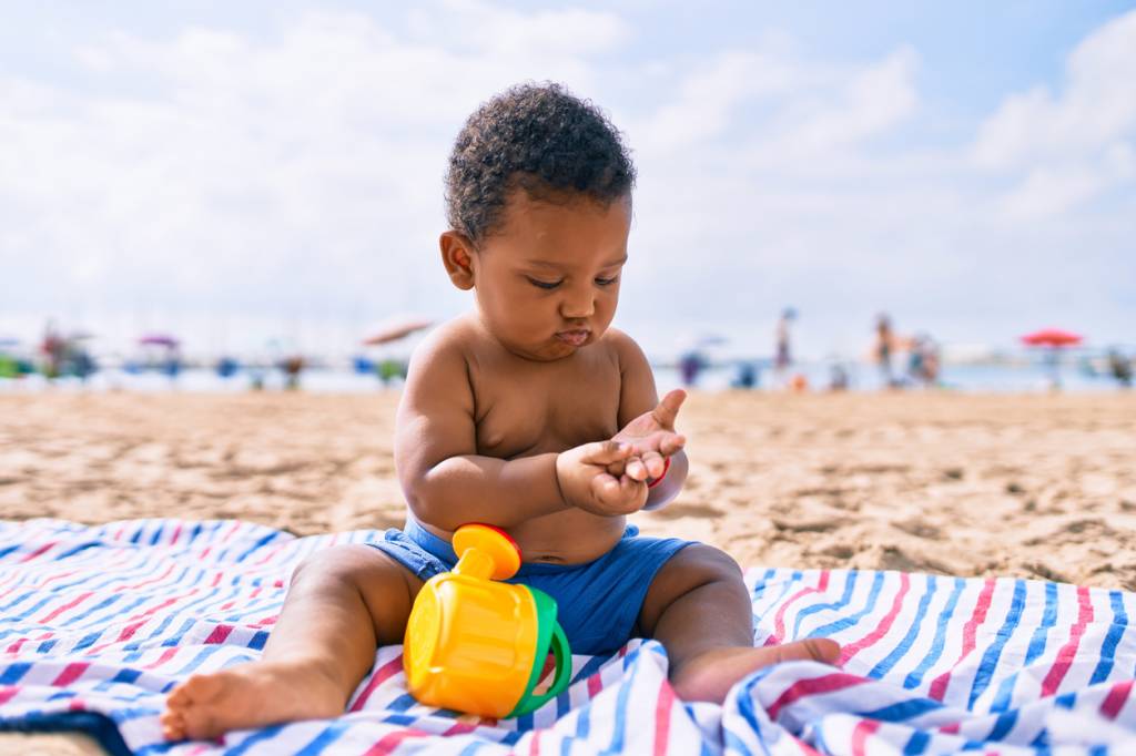 bébé à la plage crème UV protection solaire