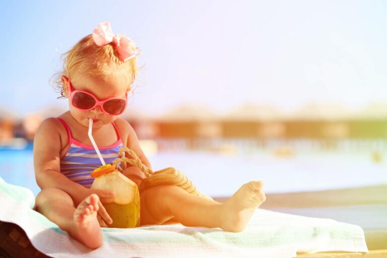 Premières vacances à la plage : les indispensables pour votre bébé