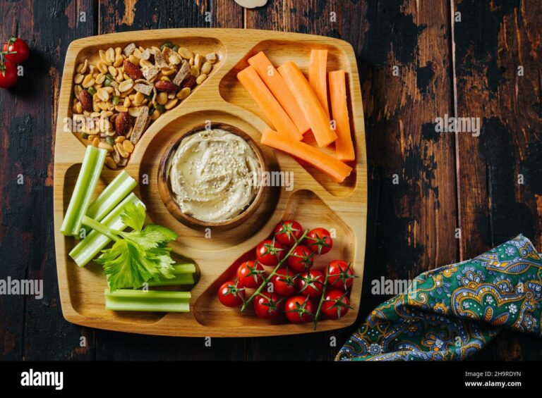 Des bâtonnets de carottes et de concombre accompagnés de houmous : l’option saine et facile pour vos repas