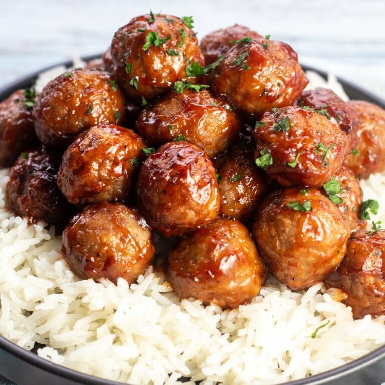 Des boulettes de viande accompagnées de légumes grillés pour un dîner protéiné et savoureux