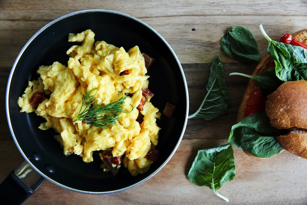 des oeufs brouilles accompagnes de legumes pour un apport optimal en proteines et vitamines