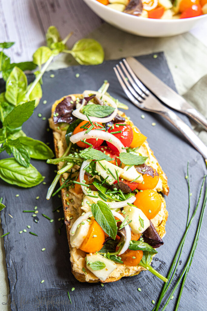 Des tartines de houmous, concombre et tomates cerises pour un déjeuner rapide et facile