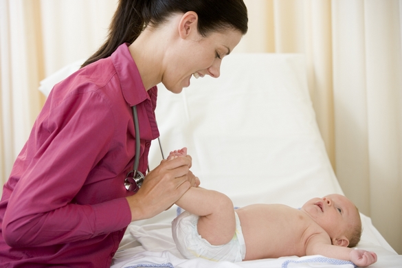 Le rôle clé des nounous, avis et pédiatres dans la prise en charge de votre enfant