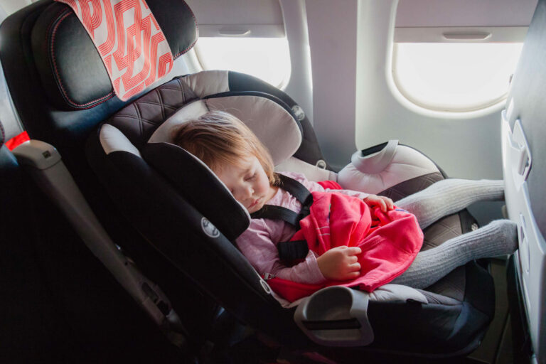 Choisir le bon siège auto pour voyager en avion avec son enfant