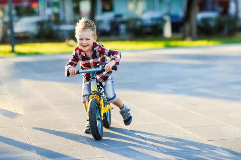 En quoi la draisienne est-elle un engin  à deux roues utile aux enfants ?