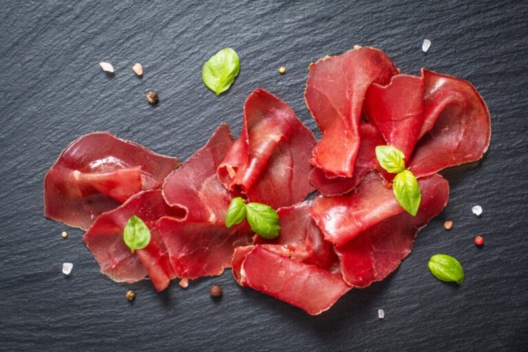 La bresaola et la grossesse : peut-on consommer cette charcuterie sans risque ?