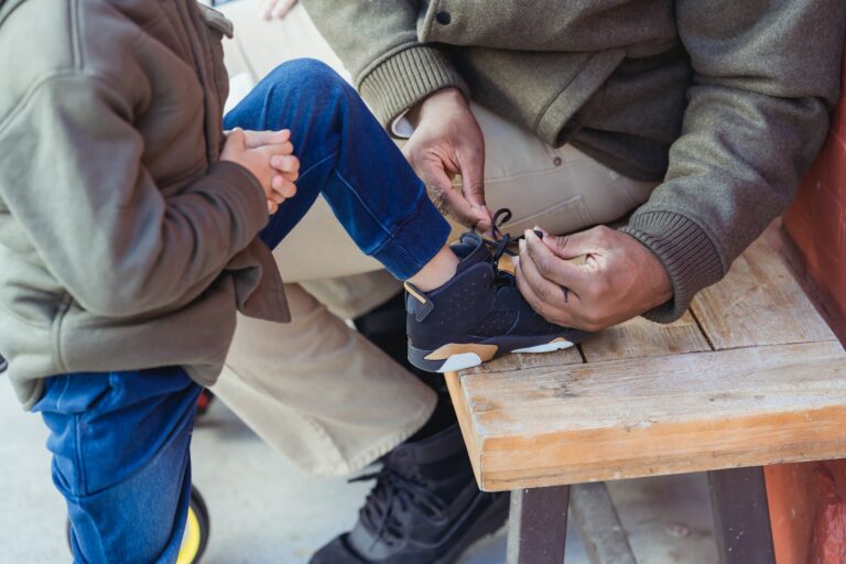 Entretien des chaussures pour enfants : top 3 des meilleures façons de s’y prendre selon leur nature !